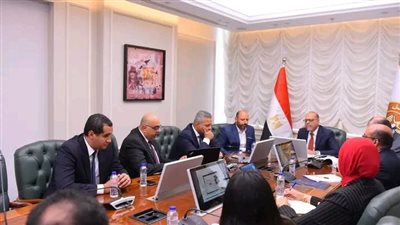 وزير العمل يلتقي وفدًا من شركة 