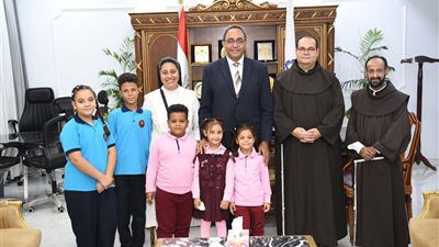 محافظ قنا يستقبل وفد مدرسة الراهبات الفرنسيسكانيات لتقديم التهنئة بذكرى نصر أكتوبر المجيد