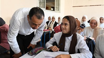 رئيس الوزراء يتفقد مدرسة الشهيد سامح طاحون الابتدائية بقرية شمّا