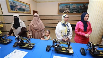  عبدالمعطى يسلم 11 ماكينة خياطة للمتدربات بالوحدة التدريبية المتنقلة لمديرية العمل مجاناً بكفرالشيخ