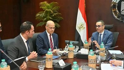 وزير الاستثمار والتجارة الخارجية يعقد اجتماعًا موسعًا لاستعراض سبل تعزيز موقع مصر
