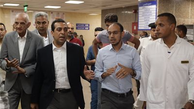 محافظ قنا يطمئن على مصابي حادث الطريق الصحراوي الغربي بنجع حمادي