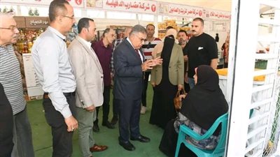 محافظ الدقهلية يتفقد المعرض الدائم للسلع الغذائية بشارع قناة السويس بالمنصورة