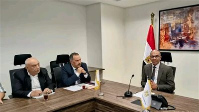 نائب وزير الإسكان يُتابع موقف مشروعات الصرف الصحى ضمن 