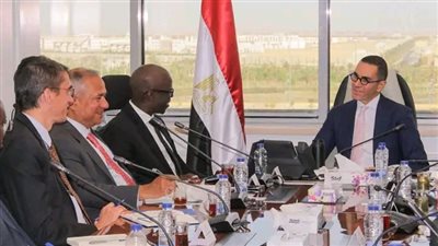وزير الاستثمار يبحث مع وفد البنك الدولي تعزيز فرص الاستثمار والتنمية الاقتصادية