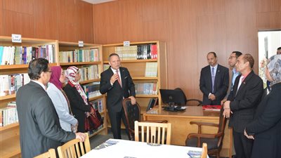 كنز معرفي للباحثين.. رئيس جامعة دمياط يفتتح مكتبة كلية الآثار لدعم الدراسات المتخصصة،