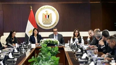 وزير الصحة يترأس الاجتماع الدوري للمجموعة الوزارية للتنمية البشرية ويهنئ الدكتور خالد العناني
