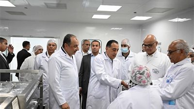 رئيس الوزراء يتفقد مصانع الأدوية المطورة بشركة النصر للكيماويات بالقليوبية