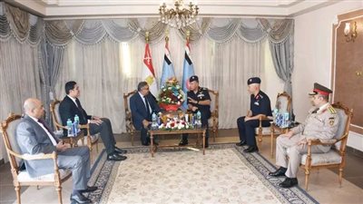 محافظ الدقهلية ونائبه يزوران قاعدة المنصورة الجوية مع وفد من طلاب المدارس ويهنئان أبطال القوات الجوية بذكري انتصار حرب أكتوبر