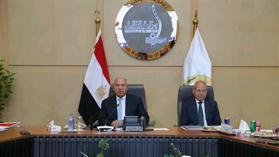 وزير الصناعة والنقل يبحث مع مصنعي الأسمنت استمرار تراجع الأسعار وزيادة القدرات الإنتاجية