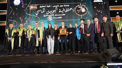 رئيس جامعة عين شمس يشهد تخرج دفعة اليوبيل الماسي لكلية الحقوق
