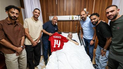 نجوم الأهلي يزورون حسن شحاتة للاطمئنان على حالته الصحية