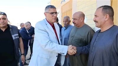 محافظ الجيزة يعقد لقاءً مفتوحًا مع أهالي ومشايخ الواحات البحرية لبحث احتياجات المركز وتذليل المعوقات