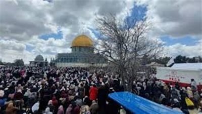 وسط قيود الاحتلال.. عشرات الآلاف يؤدون صلاة الجمعة في المسجد الأقصى 