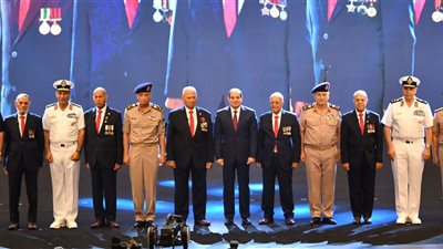 الرئيس السيسي يتوسط صورة تذكارية مع عدد من أبطال حرب أكتوبر المجيدة