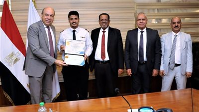 وزير الطيران المدني يشهد حفل تخرج طلبة المراقبة الجوية من دولة اليمن الشقيقة 