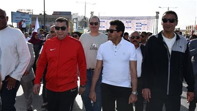 وزير الشباب والرياضة ومحافظ السويس يطلقان مهرجان “يوم المشي العالمي”