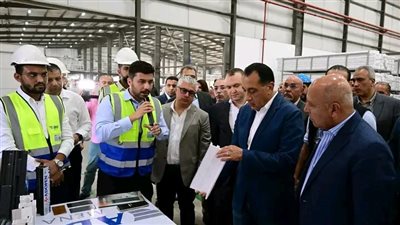 رئيس الوزراء يفتتح مصنع 