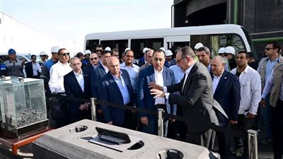 رئيس الوزراء يتفقد مراحل الإنتاج بمصنع الشركة المصرية لبلوكات الأنود الكربونية بالسخنة