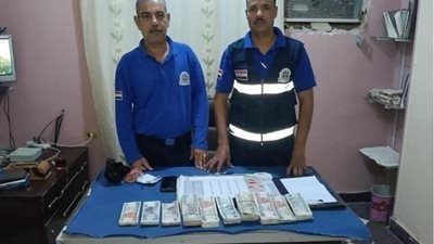  مسعف وسائق يعثران على مبلغ مالي وأيفون مع مصابين في حادث ويسلمانها للشرطة بقنا