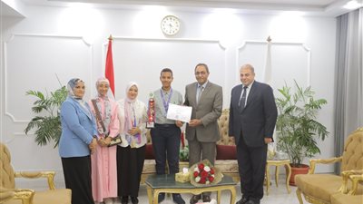 محافظ قنا يكرم الطالب «مروان تامر» لفوزه بالمركز الثالث عالميًا في تصميم المواقع الإلكترونية بماليزيا