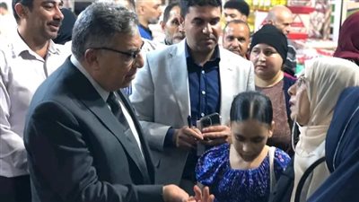 محافظ الدقهلية يتفقد المعرض الدائم للسلع الغذائية بشارع قناة السويس بالمنصورة