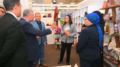 وزيرة التضامن الاجتماعي تتفقد جناح معرض 