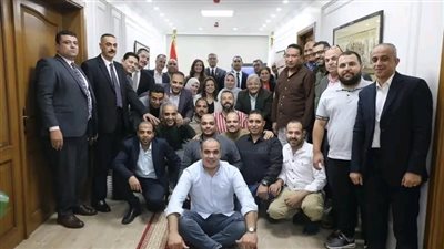  محافظ الجيزة يلتقط صورة تذكارية مع فريق العمل المشاركين في تجهيزات افتتاح المتحف المصري الكبير   