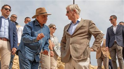 بالصور.. زاهي حواس يستقبل ملك بلجيكا بسقارة