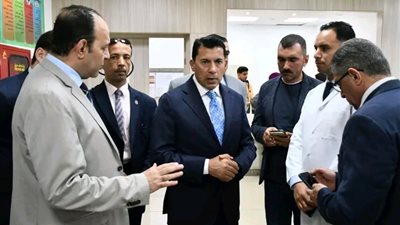 وزير الرياضة يطمئن على الحالة الصحية للزملاء مصابي حادث انقلاب ميني باص بطريق العاصمة الإدارية