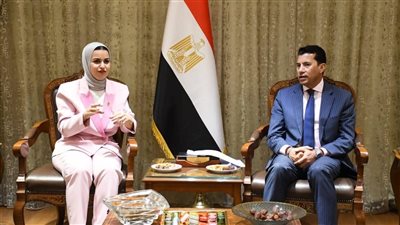 وزير الشباب يبحث مع نظيرته البحرينية تعزيز التعاون وتبادل الخبرات بين البلدين