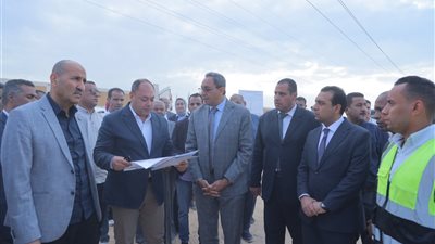 محافظ قنا ورئيس هيئة تنمية الصعيد يتفقدان مشروع مزرعة شتلات القصب  بالمراشدة 
