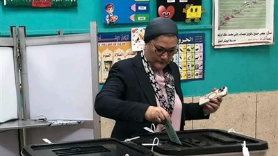 رئيسة المجلس القومي للطفولة والأمومة تُدلي بصوتها في انتخابات مجلس النواب بمدينة الشيخ زايد