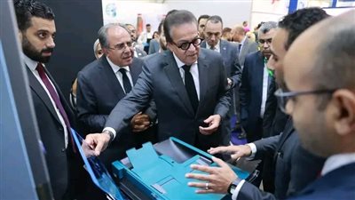 وزير الصحة يتفقد معرض «سمارت هيلث جيت» وجناح التنمية البشرية