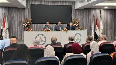حقوق عين شمس تكرّم محمود عبدالفتاح رئيس قسم المراجعة لبلوغه سن المعاش