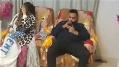 الواقع يتفوق على الدراما.. زوج يدخل على زوجته الأولى في شقة التمكين ومعه العروس الجديدة