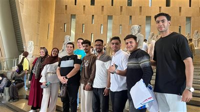 طلاب كلية العلاج الطبيعي بجامعة كفر الشيخ في زيارة للمتحف المصري