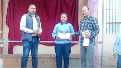 «سعيد المغدود» يعثر على حقيبة بها مائة ألف جنيه ويعيدها لصاحبها دون تردد.. ومدرسته تكرمه تقديرًا لأخلاقه