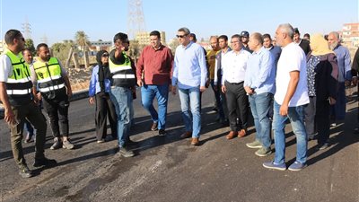 محافظ السويس يتفقد أعمال رصف طريق الزرقان بحي الجناين