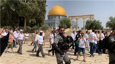 عشرات المستوطنين يقتحمون المسجد الأقصى بحماية قوات الاحتلال الإسرائيلي