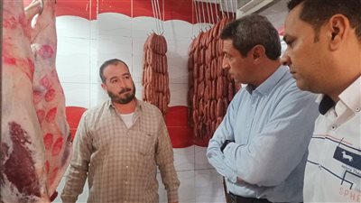 جولة مفاجئة لمحافظ السويس علي الأسواق للتأكد من توافر السلع الغذائية  وضبط الأسعار 