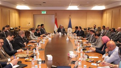 وزير السياحة يناقش منظومة التأشيرة الجديدة للتشغيل التجريبي بمطارات مصر
