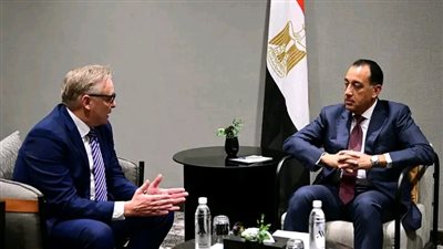 رئيس الوزراء يلتقي مسئولي شركة 