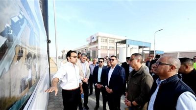 وزير الإسكان ومحافظ الفيوم يختتمان جولة تفقدية لمحطتي 