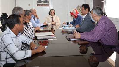 رئيس جامعة قنا يناقش تفعيل الإدارة الإلكترونية لمنظومة النظافة 