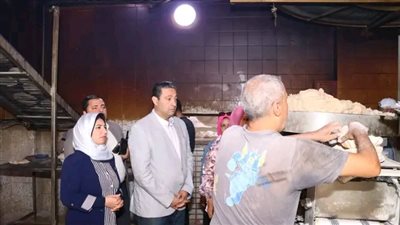 محافظ دمياط يجرى زيارة مفاجئة لأحد مخابز الخبز البلدى المدعم بالسرو