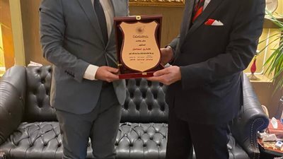 «الصحفيين» تهدي درع النقابة لشركة ميناء القاهرة الجوي تقديراً لتعاونها البنّاء