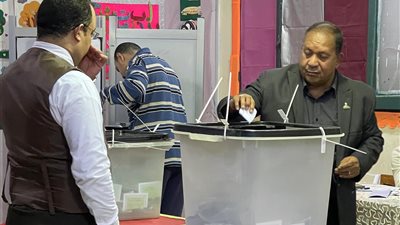 النائب إبراهيم عبد الله يدلي بصوته في مدرسة قاسم امين الابتدائية بالسويس 