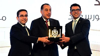 رئيس جامعة حلوان يهنئ الدكتور أحمد مدكور بعد تكريمه بجائزة التميز الإكلينيكي من رئيس الوزراء