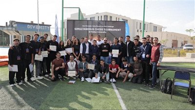 مباراة استعراضية بين عبد الرحمن سامح بطل العالم في الشطرنج و40 لاعبًا في آنٍ واحد